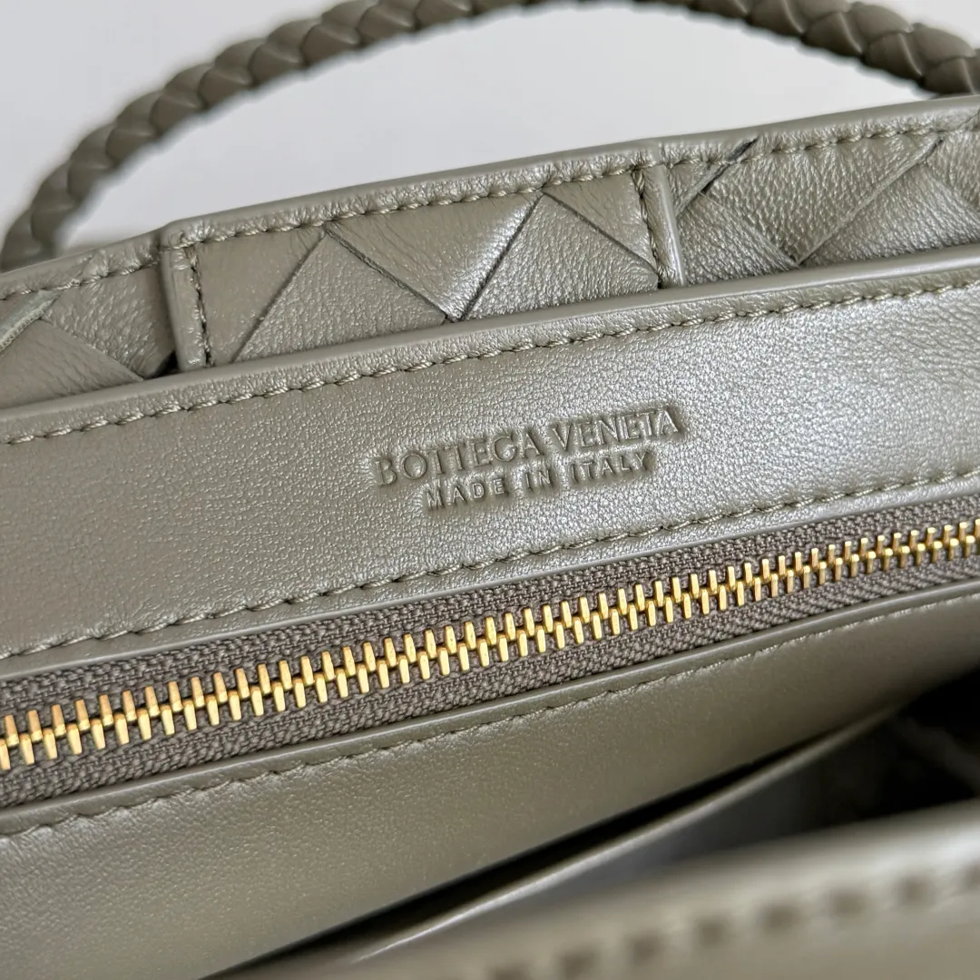 The 2023 new Andiamo batch of 1960 BV has been shipped‼ ️Really popular🔥The new Andiamo woven handbag launched by Bottega Veneta this season is really popular all over the world! ! Celebrities at home and abroad have worn it, and Oscar-winning actress Michelle Yeoh has taken it out on the street. Song Jia, Trai Yara, Yu Feihong, Sanji Ayaka, Rosie Hunting-Whiteley, Yoshioka Riho, etc. have all picked up this bag. It is classic and versatile, showing off its temperament, and the bag capacity is also large, which is very convenient for daily commuting! ! A variety of carrying methods, the shoulder straps can be adjusted by yourself, the original lambskin feels soft and delicate, and the neutral style is made to break gender boundaries and bring a more practical and longer-lasting use experience. Andiamo, which has both elegant and casual styles, perfectly interprets the true appearance of "fashionable old money style". Style number: 743568 (suede) Size: 25*22*10.5cm